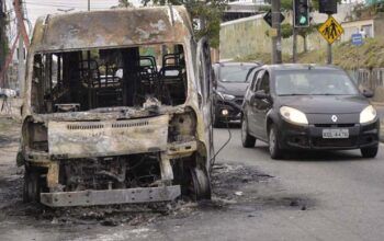 Guerra interna na milícia que era chefiada por Ecko tem vans incendiadas e mortos