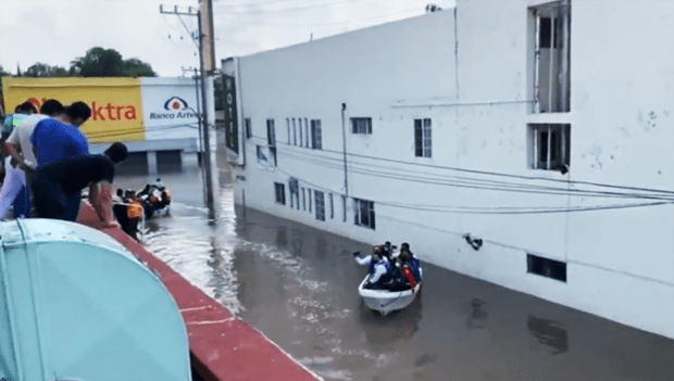 Hospital é inundado e 16 pacientes morrem após fortes chuvas