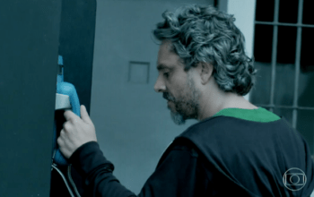 Império: José Alfredo liga para Fabrício Melgaço e se choca com descoberta: “É você?”