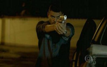 Império: Maurílio flagra José Alfredo em fuga, em seguida atropela e atira para matá-lo