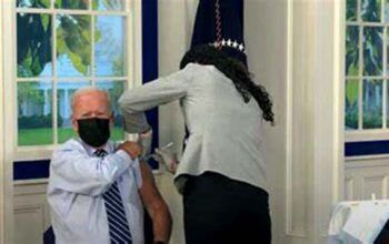 Joe Biden toma dose de reforço contra Covid nos EUA