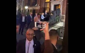 Manifestantes gritam "fora Bolsonaro" em  Nova York contra o presidente durante jantar (vídeo)