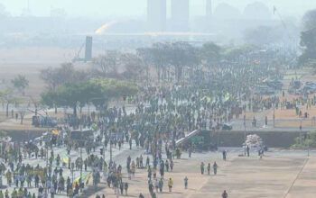 Manifestantes tentam furar bloqueio em Brasília e PM lança bombas