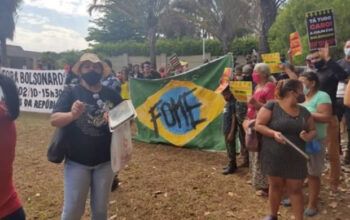 Mansão de Flávio Bolsonaro no Lago Sul é alvo de protesto do MTST