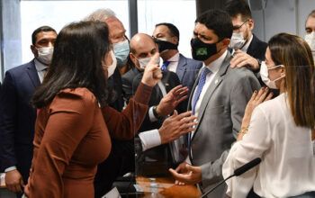 Ministro chama senadora de 'descontrolada', gera tumulto e se torna investigado pela CPI