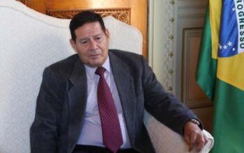 Mourão acredita que Queiroga saiu do Brasil infectado pelo “bichinho”