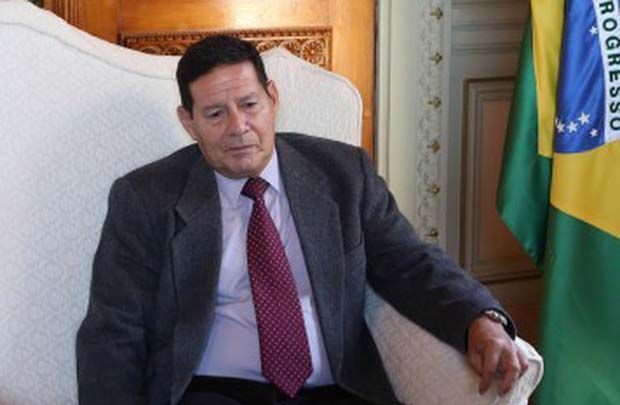 Mourão acredita que Queiroga saiu do Brasil infectado pelo “bichinho”