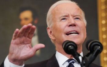 Novo plano de Biden exigirá vacinas contra covid-19 ou testes