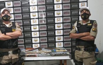 Policiais perseguem motorista e encontram esposa dele nua e em estado de choque