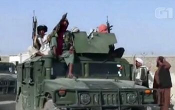 Tropas Talibãs exibem armas em desfile militar após a saída das tropas americanas do Afeganistão