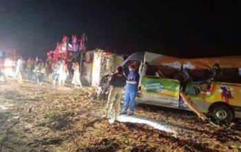 Vagão de carreta se solta, atinge ônibus e van e mata 12 na Bahia