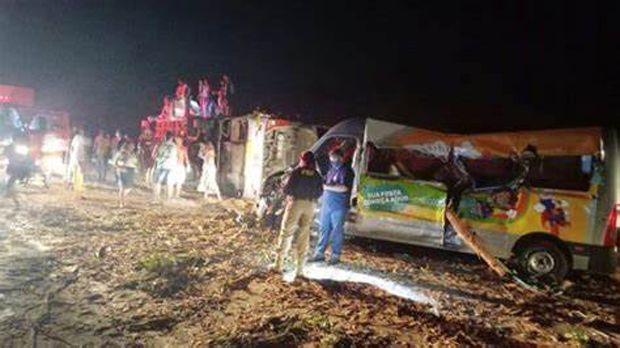 Vagão de carreta se solta, atinge ônibus e van e mata 12 na Bahia