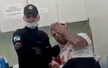 Traficante do CV, Tagarela chora e beija a mão de policial em hospital após sofrer acidente de moto - vídeos