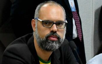 Allan dos Santos tem vínculo com invasor do Capitólio (EUA), diz Moraes em ordem de prisão