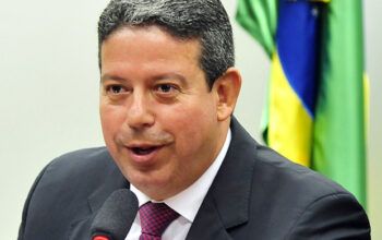 Após Guedes mudar o tom, Lira diz defender solidez fiscal do país