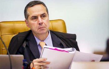 Barroso envia à PGR ação contra Bolsonaro por relacionar vacina e Aids