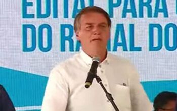 Bolsonaro confirma Auxílio Brasil de R$ 400: “Ninguém vai furar teto”