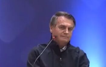 Bolsonaro é alvo de protesto de estudantes e debocha: "saio daqui se me responderem quanto são 7 x 8" (vídeo)