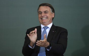 Bolsonaro minimiza 80 tiros do Exército em músico: ‘incidente’