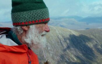 Britânico de 81 anos escala montanhas para arrecadar dinheiro para instituições de saúde