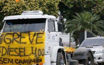 Caminhoneiros marcam greve para 1º de novembro
