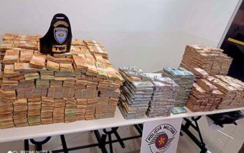 Carreta parada pela polícia transportava R$ 11,5 milhões sem procedência comprovada