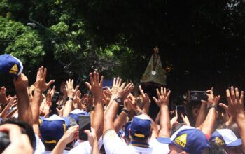 Círio 2021 encerra com Imagem Peregrina sendo levada para o meio do povo