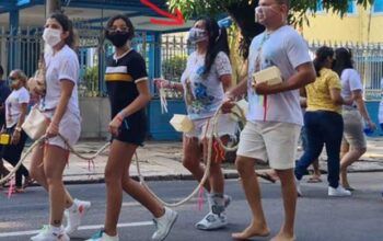 Com pé quebrado, Gretchen paga promessa no Círio por se 'livrar de ex-marido'