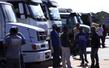 Criação de um “auxílio-diesel” não agrada e caminhoneiros mantêm greve para 1º de Novembro