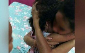 Criança desaparecida é encontrada dormindo debaixo da cama