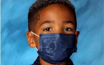 Criança se recusa a tirar máscara na hora da foto