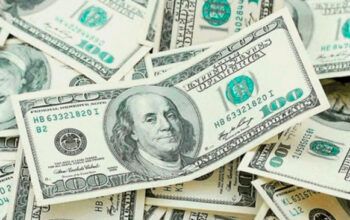 Dólar acelera alta e supera R$5,54