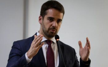 "governador do Rio Grande do Sul, Eduardo Leite é burro, mentiroso ou os dois", dispara o youtuber Felipe Neto