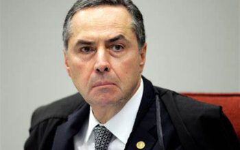 'Finalmente esse defunto foi enterrado', diz ministro Barroso sobre voto impresso