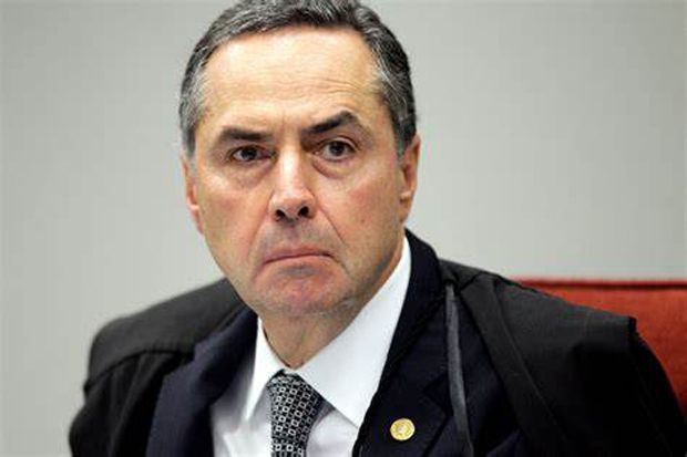 'Finalmente esse defunto foi enterrado', diz ministro Barroso sobre voto impresso
