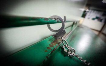 Homem é preso após estrangular e matar namorado em motel