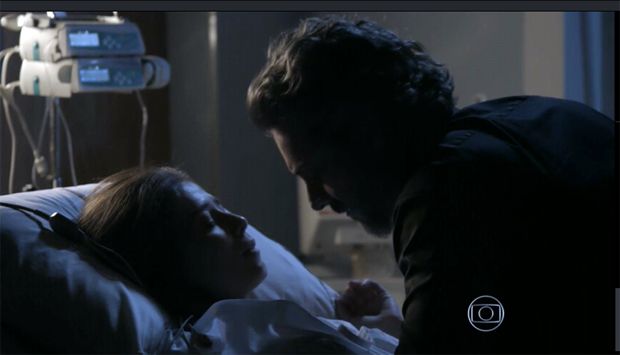 Império: Cora tem noite de amor com comendador no hospital