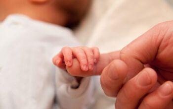 Mãe é presa após arrancar cordão umbilical de recém-nascido e jogar bebê no lixo