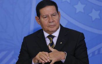 Mourão diz ao TSE que não aprovou disparo em massa de mensagens em 2018