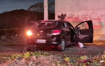 Mulher é atacada e morta a tiros e pedradas dentro de carro
