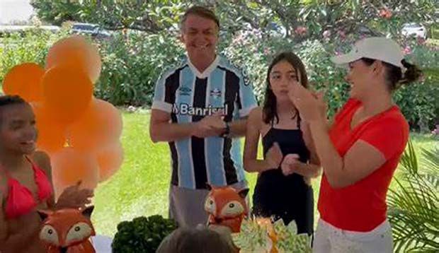 No Palácio da Alvorada, Bolsonaro e Michelle fazem churrasco para Laurinha