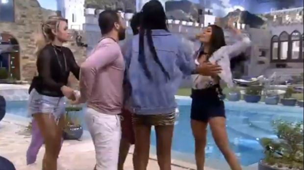 Nos EUA, Gil do Vigor leva vídeo de briga com Pocah para aula de inglês: 'Basculho'