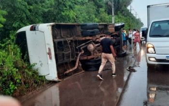 Ônibus escolar perde o controle e tomba na estrada do Iranduba
