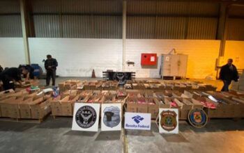 PF apreende 5 toneladas de cocaína escondida dentro de caixas de sabão em pó em contêineres