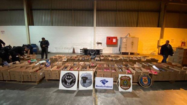 PF apreende 5 toneladas de cocaína escondida dentro de caixas de sabão em pó em contêineres