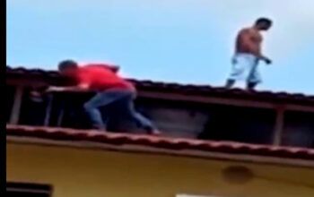 Policial esposa cama com amante que foge para o telhado para não morrer - vídeos