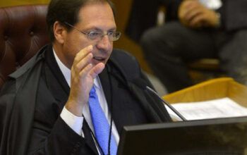 Relator no TSE reconhece disparos ilegais de Bolsonaro, mas vota contra cassação da chapa