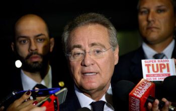 Renan entrega relatório final da CPI da Covid com 80 indiciamentos