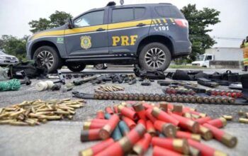 Suspeito morre em confronto com agentes da PRF, que apreende fuzis, granadas, pistolas e explosivos