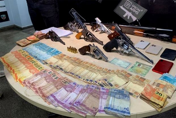 “Thiago Matador” e “Pequena” são presos com armas usadas em mais de 100 homicídios
